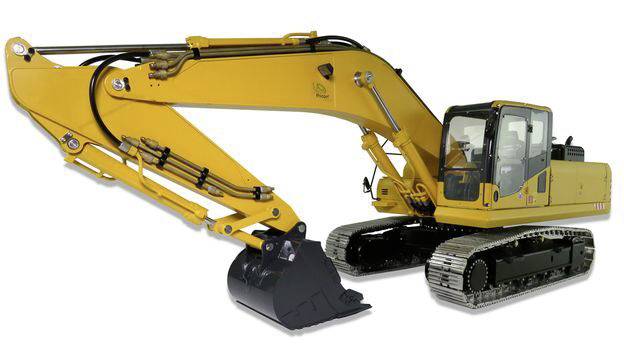Żółta koparka z długim wysięgnikiem i łyżką. Porusza się na gąsienicach i jest przeznaczona do prac ziemnych.