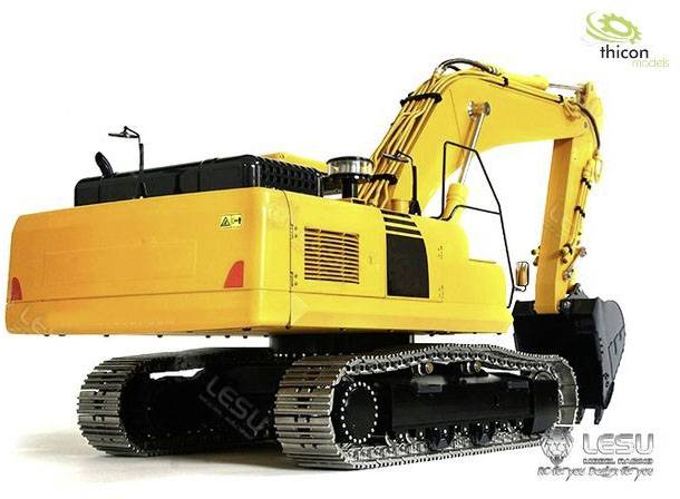 Żółty koparka gąsienicowa, widok z boku. Logotypy marek widoczne w górnym prawym i dolnym prawym rogu.