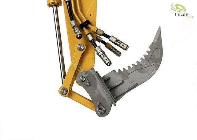 Zbliżenie nakładki koparki z przewodami hydraulicznymi i uzębionym ostrzem, stosowanej w projektach budowlanych lub modelarskich. Logo 'thicon models' w lewym górnym rogu.