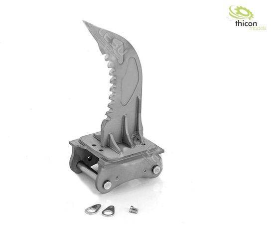 Metalowy element wyposażenia z ząbkowaną krawędzią, zamontowany na podstawie. Obok leżą dwie mniejsze komponenty metalowe. Logo w prawym górnym rogu.