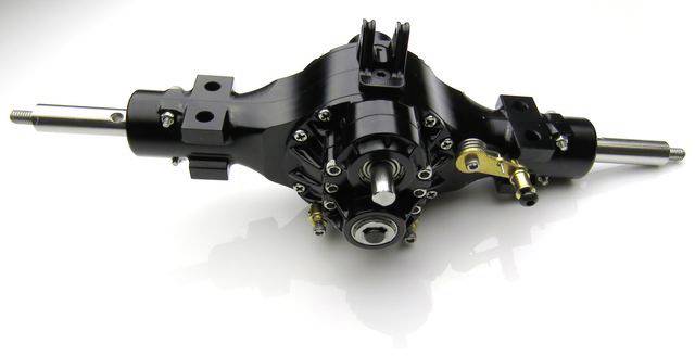 Czarny mechanizm różnicowy z widocznymi śrubami i metalowymi elementami, umieszczony na białym tle. Odpowiedni do zastosowań w pojazdach.