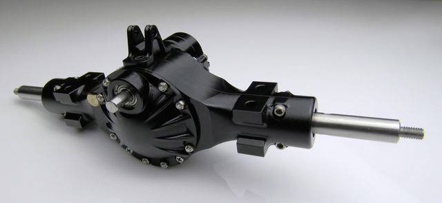 Czarny mechaniczny mechanizm różnicowy z wieloma śrubami i osiami na białym tle, prawdopodobnie do pojazdu lub modelu.