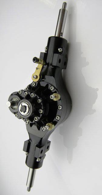 Przemysłowy komponent przekładni, składający się z centralnej, czarnej obudowy z kilkoma srebrnymi śrubami i dwoma wałami.