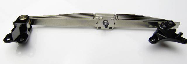 Srebrny element metalowy z wieloma płaskimi warstwami i dwoma czarnymi punktami mocującymi na końcach, na białym tle.