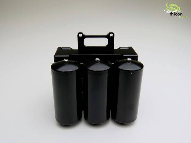 Czarny, cylindryczny element z trzema jednostkami ułożonymi obok siebie, prawdopodobnie część urządzenia technicznego. W górnym prawym rogu logo.