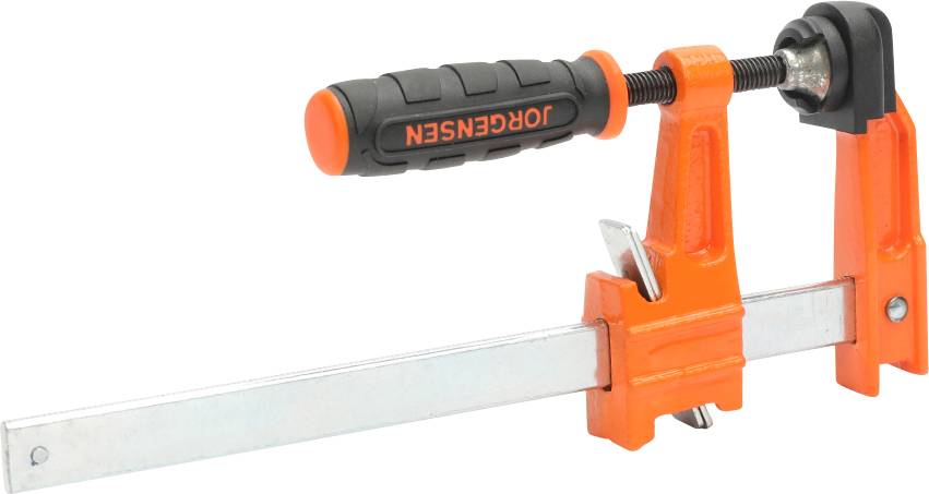 Zacisk metalowy z pomarańczowym uchwytem i czarnym zamknięciem śrubowym, używany do przytrzymywania lub mocowania obiektów w określonej pozycji.