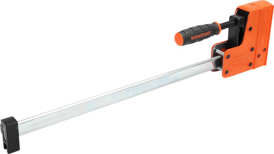 Długa ściska stolarska z pomarańczowymi uchwytami i metalową belką, przydatna do mocowania elementów podczas prac stolarskich.