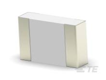 Prostokątny element elektroniczny, prawdopodobnie ceramiczny kondensator SMD. Ma szary środek i białe końce.