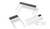 Dwie czarne, prostokątne ławki o wąskich metalowych nogach, ustawione ukośnie w kadrze.