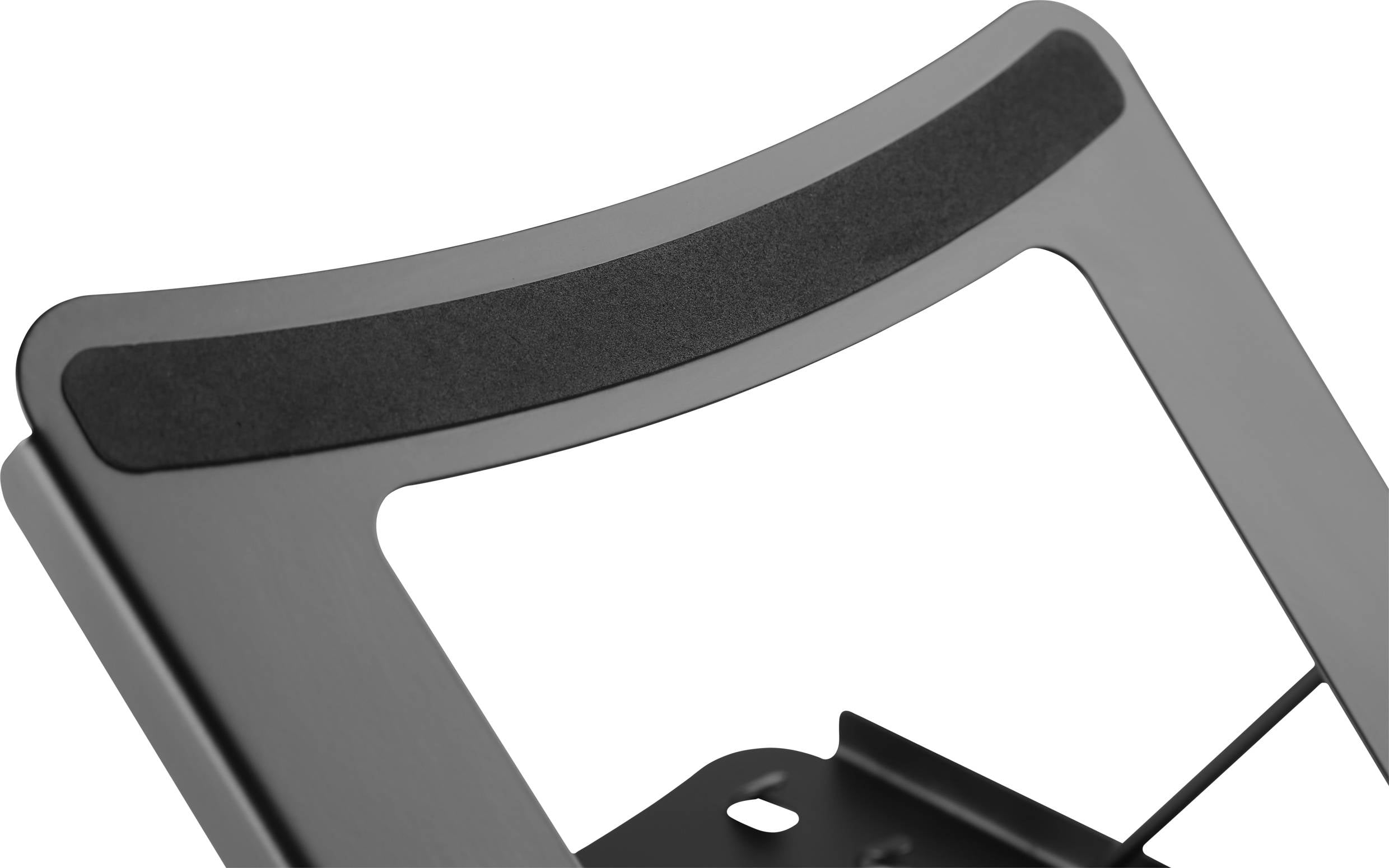 Zbliżenie czarnego elementu metalowego z prostokątnym otworem i czarnym paskiem tapicerowanym, prawdopodobnie fragment stojaka lub uchwytu.