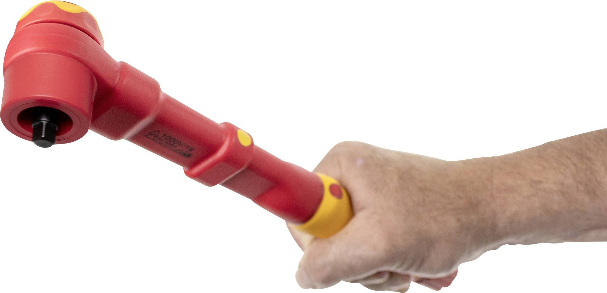 Jedna ręka trzyma czerwony młotek awaryjny z żółtą рукояткią, gotowy do użycia podczas wypadku samochodowego lub w sytuacji awaryjnej.