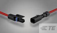 Dwa czarne pendrive'y na szarym tle, jeden z niebieskim podświetleniem LED. Wielokątne, nowoczesne wzornictwo, bez rozpoznawalnych logo marek.