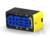 Żółty i niebieski elektryczny złącz prostokątny, umieszczony w czarnej obudowie, prawdopodobnie przeznaczony do zastosowań w pojazdach.