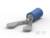 Metalowy końcówka kablowa widelcowa z niebieską izolacją, służąca do mocowania przewodów przy podłączeniach elektrycznych.