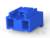 Niebieski wtyk plastikowy z dwiema kwadratowymi otworami. Wtyk ma prostokątny kształt, a widoczne są jego szczegóły techniczne.