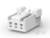 Biały wtyk RJ-45 z widocznymi gniazdami i mechanizmem blokującym, lekko pochylony, na białym tle.