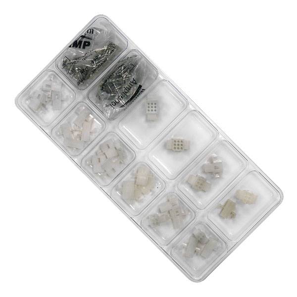 Plastikowy organizer z wieloma przegródkami, wypełniony białymi elektrycznymi elementami złączek oraz metalowymi pinami.