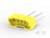 Żółty złącze wtykowe, prostokątne z pinami, widoczne z przodu i z boku. Odpowiednie do obwodów elektronicznych.