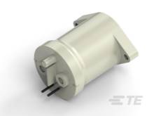 Mały cylindryczny silnik elektryczny z podłączeniami kablowymi. Po lewej stronie widoczne są trzy metalowe wtyki. Silnik znajduje się na białym tle.