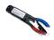 Szczypce zaciskowe z niebieską i czerwoną rękojeścią, używane do zaciskania przewodów.
