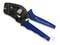 Szczypce do zaciskania z niebieskimi uchwytami, sfotografowane z boku, oznaczone napisem 'Tyco Electronics'. Narzędzie służące do łączenia przewodów i złączy.