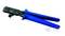Szczypce krympujące z niebieskimi uchwytami, używane do łączenia przewodów ze złączami. Idealne do prac elektrotechnicznych.