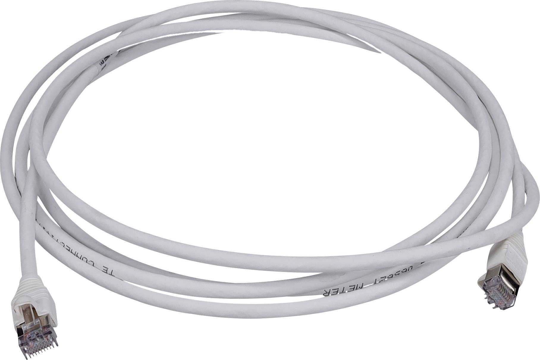 Skręcony biały kabel Ethernet z wtykiem na każdym końcu, używany do połączeń sieciowych.