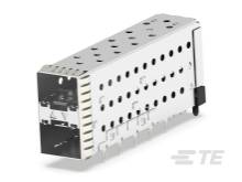 Srebrny, prostokątny element elektroniczny z wieloma złączami i otworami wentylacyjnymi, widziany z boku.