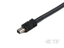 Czarny kabel z wtyczką IEEE 1394 (FireWire), używany do przesyłania danych z wysoką prędkością.