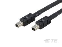 Dwa czarne kable IEEE 1394 FireWire z wtyczkami, używane do przesyłania danych między urządzeniami elektronicznymi.