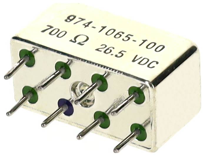 Srebrny prostokątny element elektroniczny z ośmioma pinami z napisem '874-1065-100 700 Ω 26,5 VDC'.
