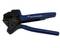 Szczypce z niebieskim uchwytem i czarną głowicą, używane w zastosowaniach elektronicznych.