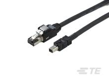 Czarny kabel do przesyłu danych z dwoma złączami na każdym końcu. Jedno złącze jest złączem Ethernet, drugie złączem USB.