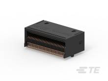 Czarny elektryczny złącz z wieloma metalowymi stykami ułożonymi w rzędzie.
