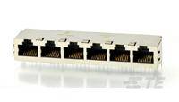 Przełącznik sieciowy z wieloma portami Ethernet ułożonymi w rzędzie, przeznaczony do przewodowych połączeń internetowych w biurze.