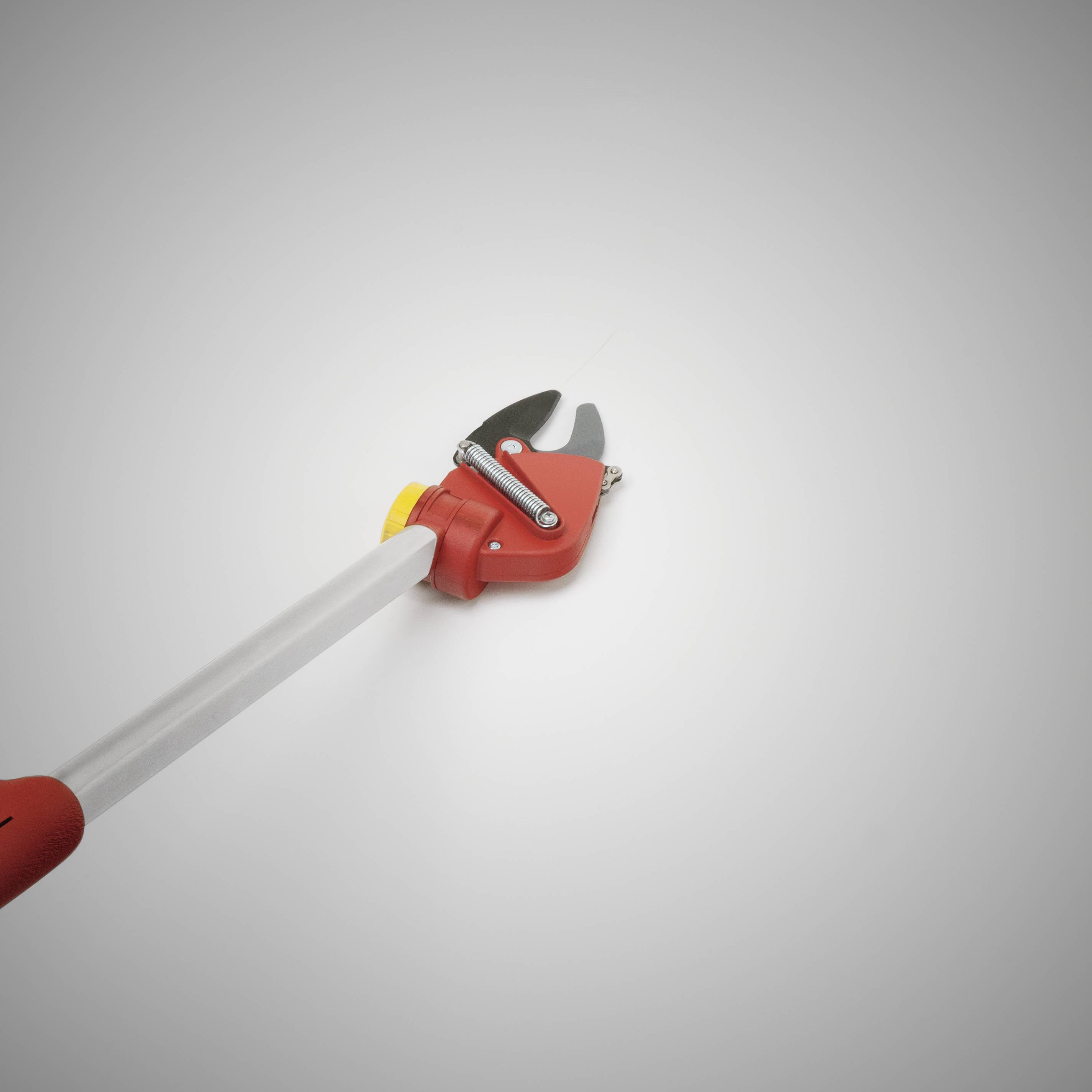 Czerwone nożyce do gałęzi z teleskopową długą rączką na szarym tle, odpowiednie do przycinania wysoko położonych gałęzi.