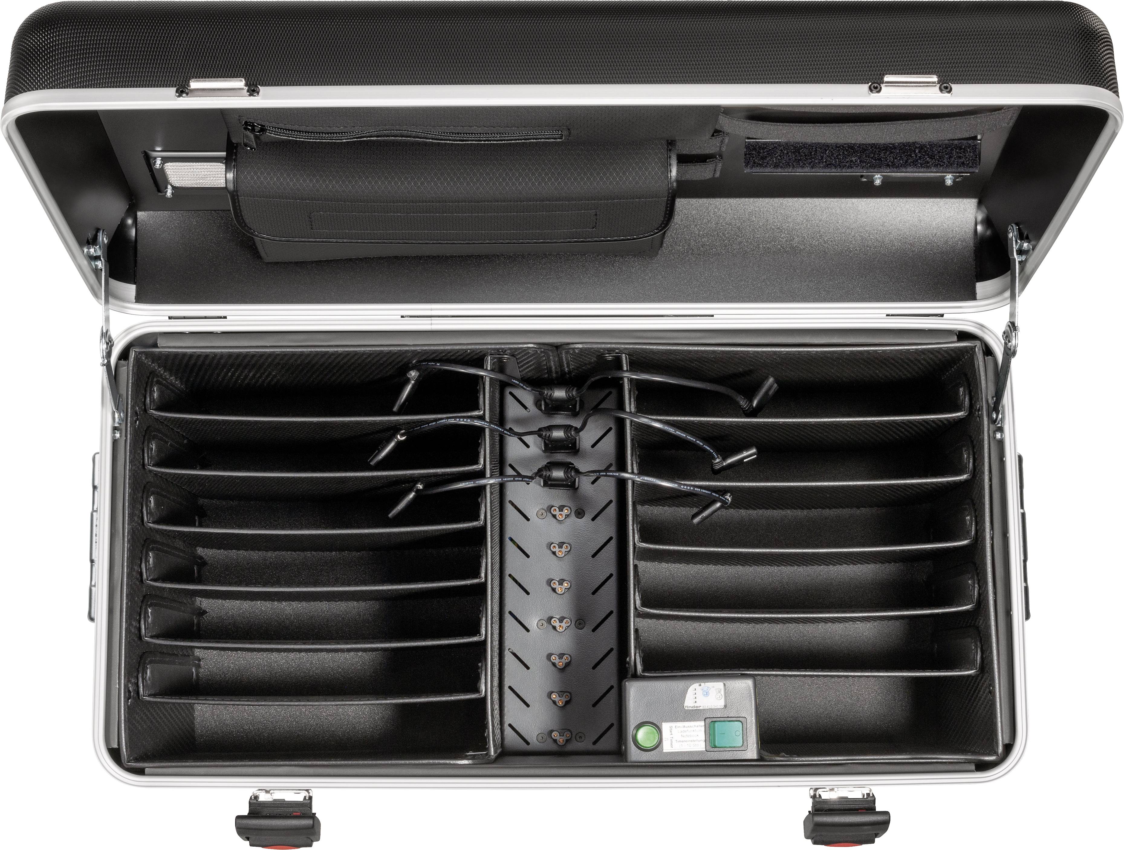 Otwarty kufer z wieloma okularami w przegródkach. W środku znajduje się etui ochronne, obok przegródka z materiałem i akcesoriami.