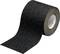 Rolka grubej, czarnej taśmy antypoślizgowej używanej do zwiększania przyczepności na śliskich powierzchniach.