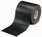 Czarna taśma klejąca w rolce, częściowo rozwinięta; odpowiednia do uszczelniania lub napraw.