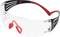 Przezroczyste okulary ochronne z czarnymi i czerwonymi zausznikami, odpowiednie do stosowania w bezpieczeństwie pracy.