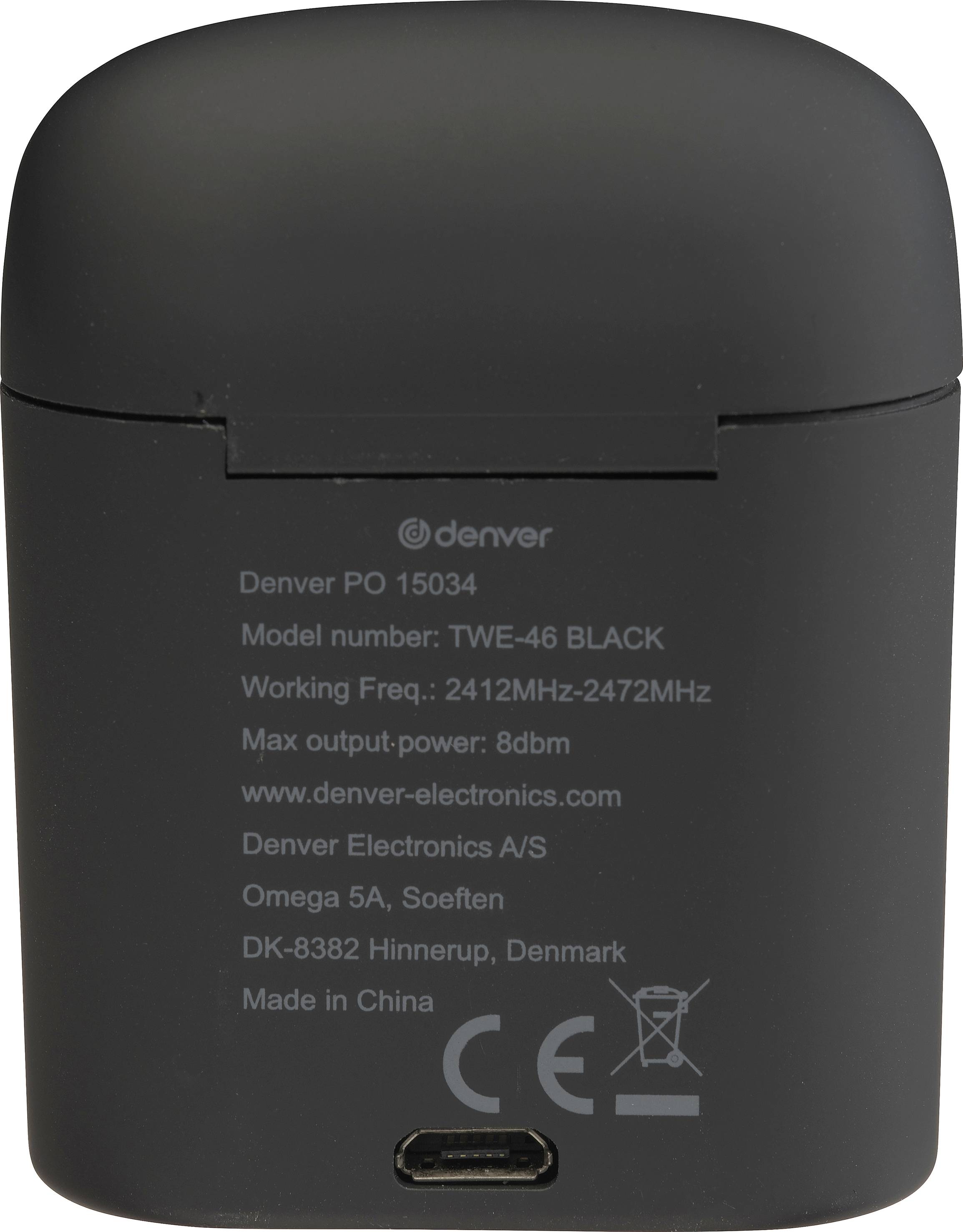 Czarny futerał ładujący do słuchawek z tekstem specyfikacji technicznej na tylnej stronie, w tym numerem modelu i informacjami o producencie.