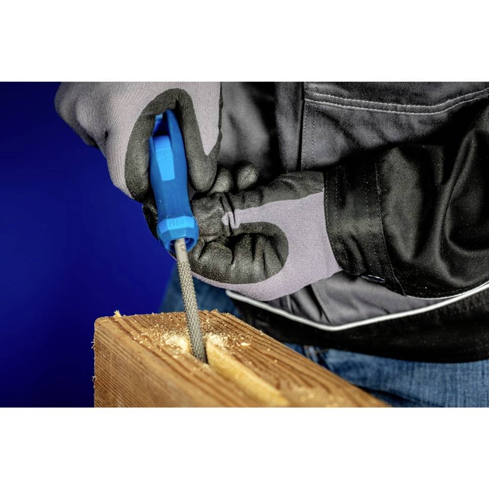 Osoba w szarych rękawiczkach szlifuje drewno niebieskim pilnikiem, a dookoła widoczne są wióry.