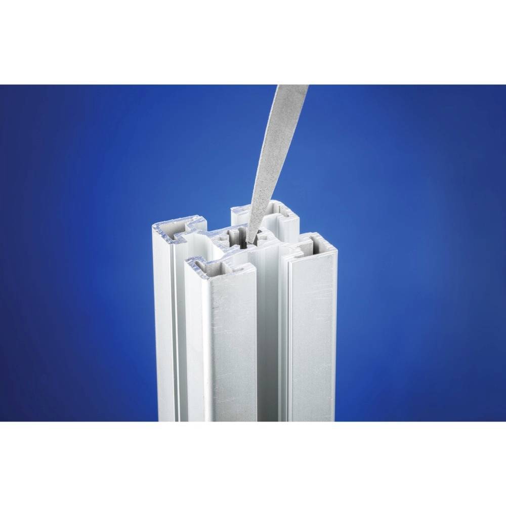 Profil metalowe z wieloma szynami, do którego wprowadzane jest szare element materiałowy, na niebieskim tle.