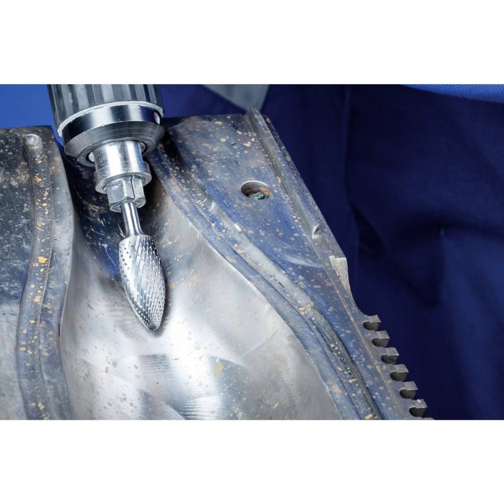 Wywiercony wkład metalowy jest obrabiany narzędziem ściernym o kształcie stożkowym, aby wygładzić jego powierzchnię.