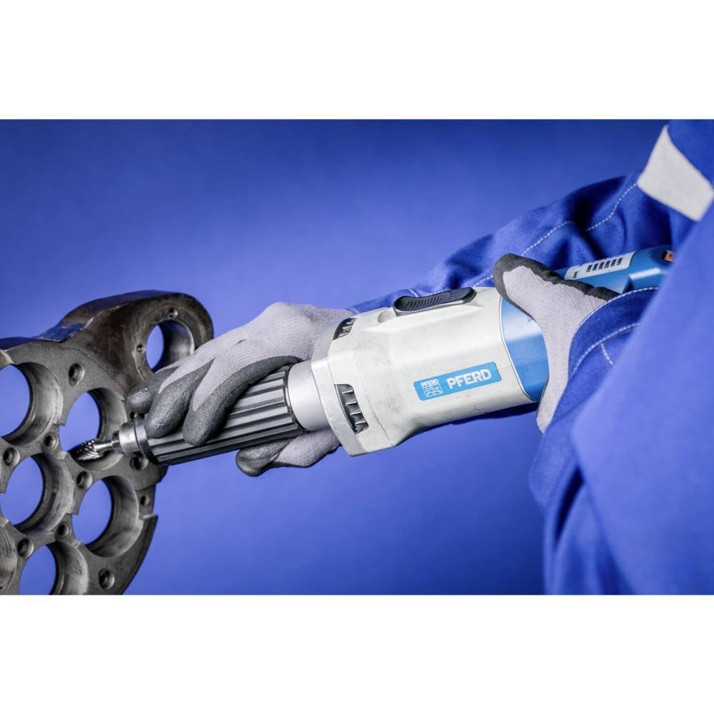 Osoba w niebieskich rękawiczkach używa niebieskiego elektronarzędzia do obróbki metalowej części z wieloma otworami.