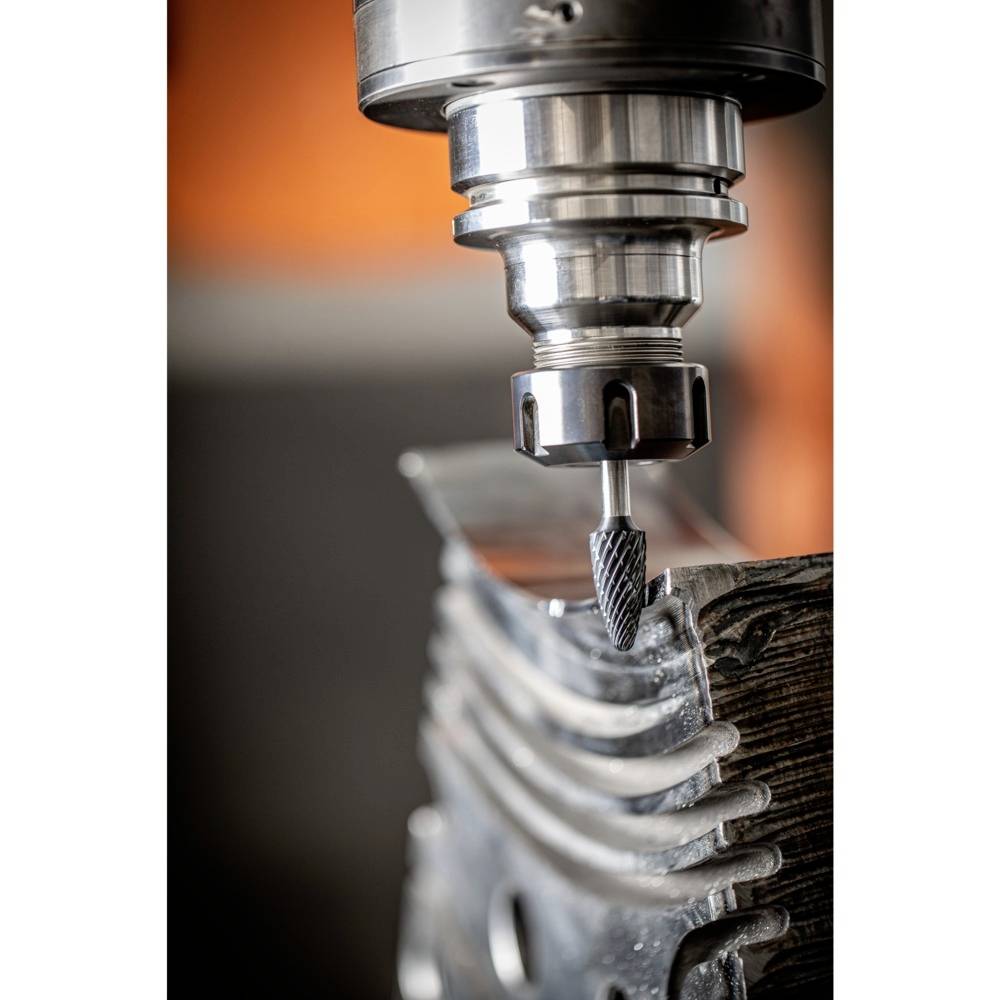 Frezarka CNC obrabia metalową płytę precyzyjnymi cięciami, ukazując metalicznie połyskującą strukturę powierzchni.