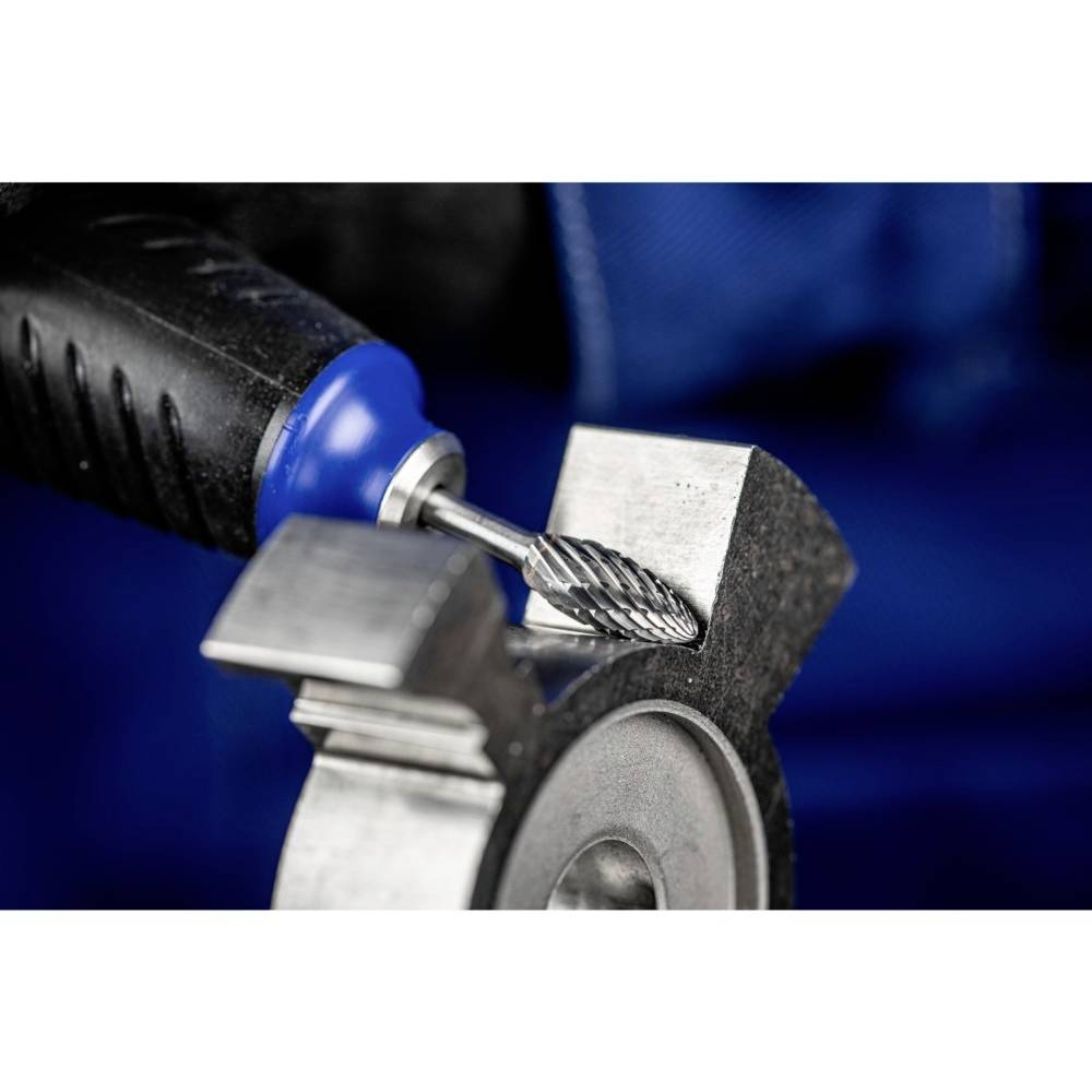 Zbliżenie obracającego się narzędzia szlifierskiego obrabiającego metal. Narzędzie jest trzymane przez czarny uchwyt z niebieskim zakończeniem.