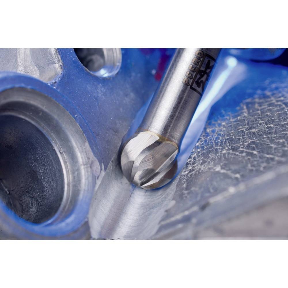 Metalowy wiertarz z niebieską warstwą ochronną precyzyjnie wwierca się w powierzchnię metalu, widoczne są wióry i otwór.