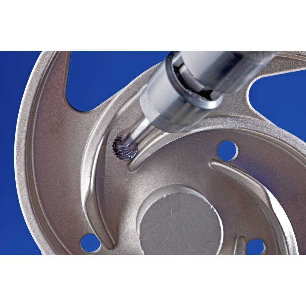 Zbliżenie mechanicznej części lub narzędzia podczas obróbki lub kształtowania. Frez precyzyjnie obrabia metal.