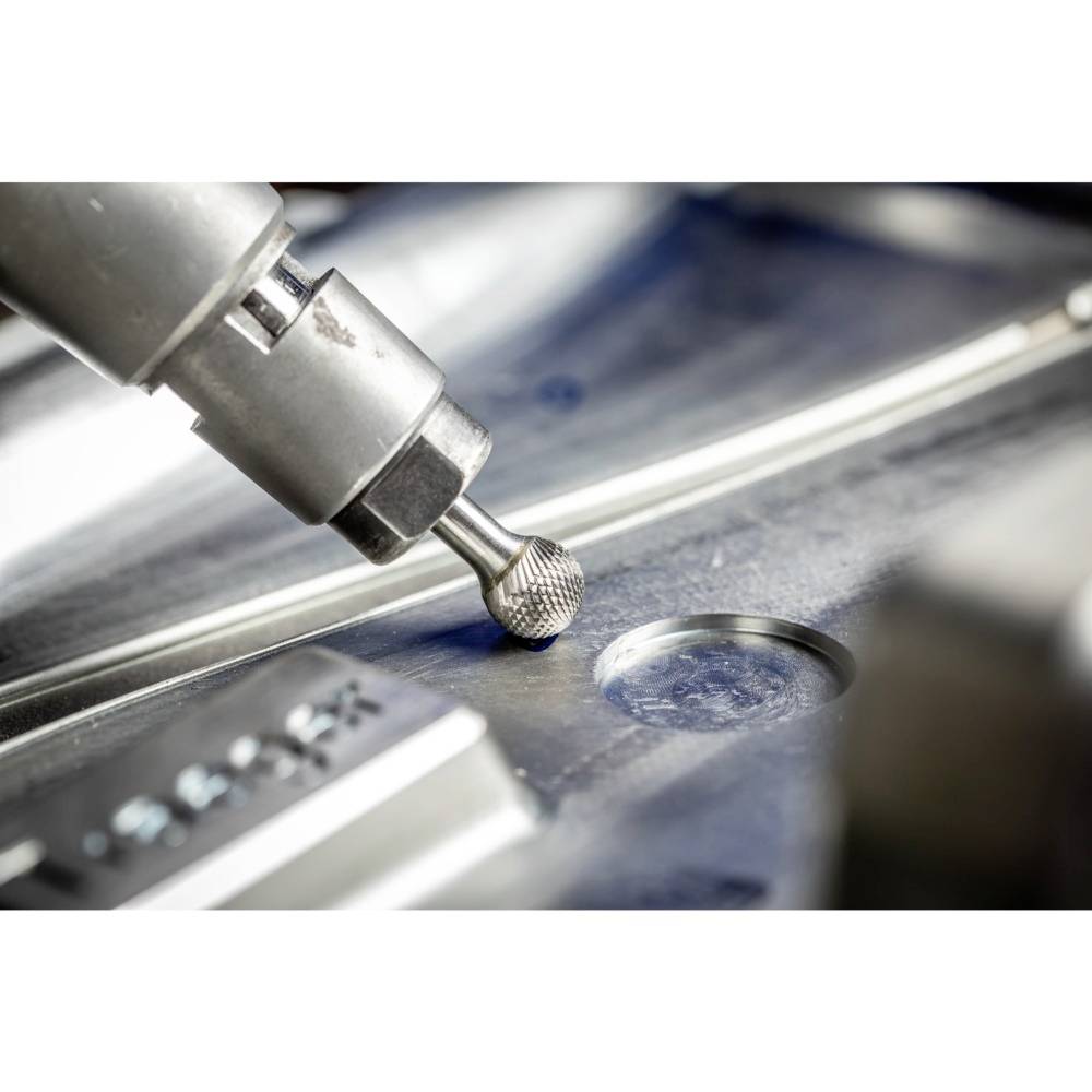 Zbliżenie dotykowego czujnika pomiarowego stykającego się z powierzchnią metalowego elementu w celu przeprowadzenia precyzyjnych pomiarów.